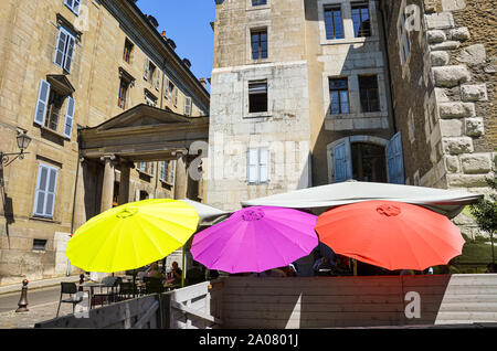 Genève, Suisse - le 19 juillet 2019 : parasols colorés pour la protection de la population contre le soleil dans le jardin extérieur d'un restaurant. Centre historique de Genève, rue de la vieille ville. Décoration étonnante. Ville suisse. Banque D'Images