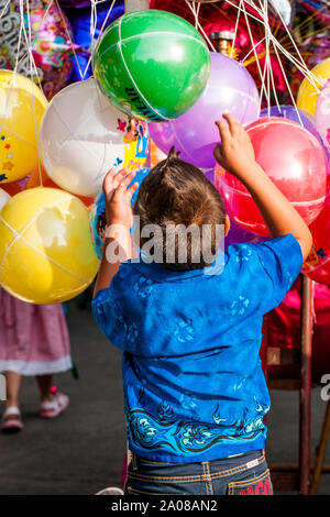 Garçon et ballons, Tlaquepaque, près de Guadalajara, Jalisco, Mexique. Banque D'Images