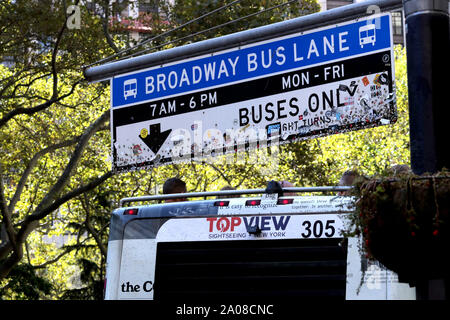 New York City, New York, USA. 19 Sep, 2019. Certains touristes dans la ville de New York ont trouvé une nouvelle façon de laisser un échantillon de leur ADN à la ville, selon les journaux locaux. Visites visiteurs utilisant les double-decker bus touristiques, abandonné leurs liasses de chewing-gum sur des enseignes de rue comme leur bus touristiques ramper sur les rues de la ville, souvent en tenant vos autoportraits de leurs aventures de vacances comme vu dans la partie basse de Manhattan le 19 septembre, 2019. Credit : Ronald G. Lopez/ZUMA/Alamy Fil Live News Banque D'Images