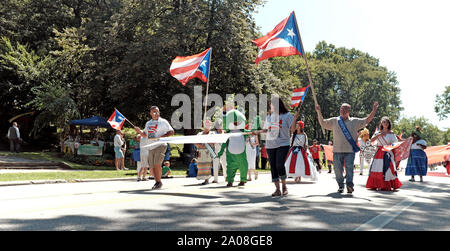 Des représentants de la communauté portoricaine de Cleveland participent à la célébration de la Journée mondiale 2019 à Cleveland, Ohio, le 25 août 2019. Banque D'Images