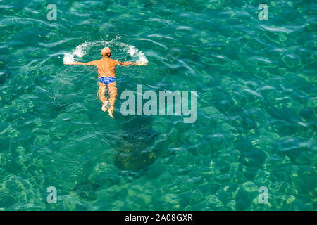 SORRENTO, ITALIE - AOÛT 2019 : Vue aérienne d'une personne à vous baigner dans la mer dans une zone de baignade au-dessous des falaises à Sorrento Banque D'Images