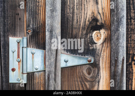 Charnière en acier galvanisé monté sur une porte en bois au Britannia Ship Yard à Steveston en Colombie-Britannique Banque D'Images