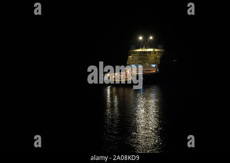 Bornéo, Indonésie - Juillet 2019 : Maersk oil appartenant à bord du navire de soutien sur le terrain en attente sur un champ de pétrole, par nuit Banque D'Images