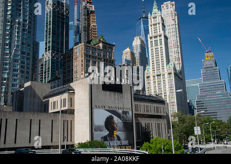 Le dr Pace Hinter Universiotät sieht man liens noch einen Anschnitt vom Gehry Gebäude weiter, rechts ist das Woolworth Gebäude zu sehen. Banque D'Images