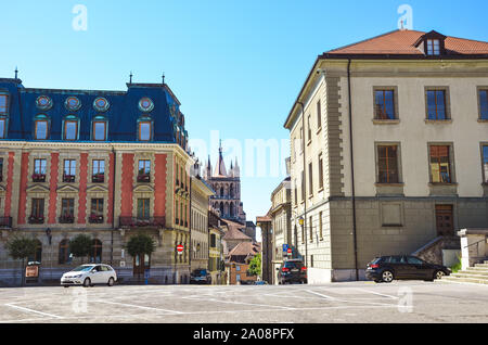 Lausanne, Suisse - le 11 août 2019 : la vieille ville de la ville suisse d'expression française avec un célèbre Cathédrale Notre-Dame en arrière-plan. Les bâtiments historiques, les voitures sur la route. La rue vide. Banque D'Images