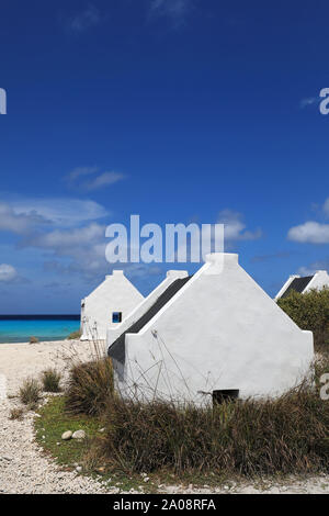 Les petites cabanes d'esclaves blancs sur l'île de Bonaire dans la mer des Caraïbes Banque D'Images