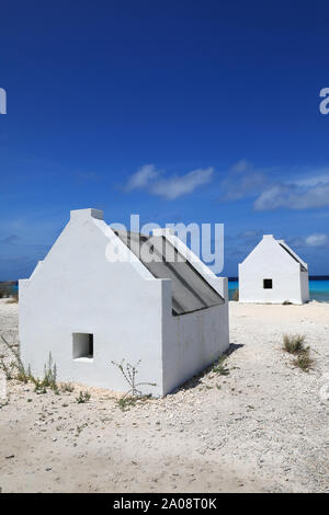 Les petites cabanes d'esclaves blancs sur l'île de Bonaire dans la mer des Caraïbes Banque D'Images