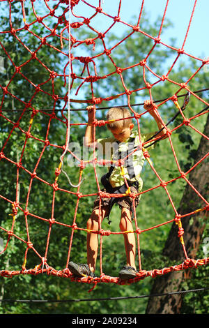 Garçon surmontant un parcours dans le parc de plein air Banque D'Images