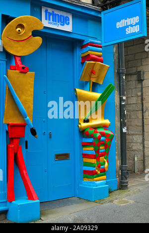 La façade de l'Edinburgh Fringe Society shop avec rapport de décorations artistiques Banque D'Images