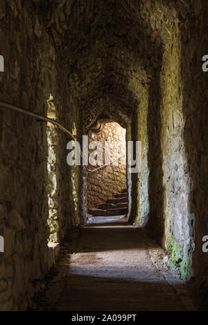 Fin d'un passage à Carreg Cennen castle au Pays de Galles avec des marches menant vers le haut Banque D'Images