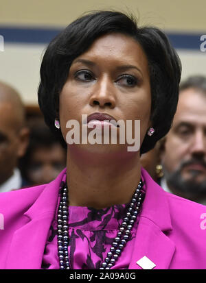 District de Columbia Maire Muriel Bowser est à l'écoute de remarques au cours de la surveillance et de la réforme de la Chambre des audiences du comité, sur la colline du Capitole, le jeudi 19 septembre 2019, à Washington, DC. Le comité a entendu des témoignages sur HR51, la législation d'admettre le District comme le 51e état de l'Union européenne. Photo de Mike Theiler/UPI Banque D'Images