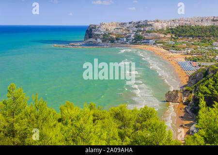 Vue panoramique de la Baie de Peschici : le port de plaisance et la plage de sable, l'Italie (Pouilles). Peschici est célèbre pour ses stations balnéaires. Banque D'Images