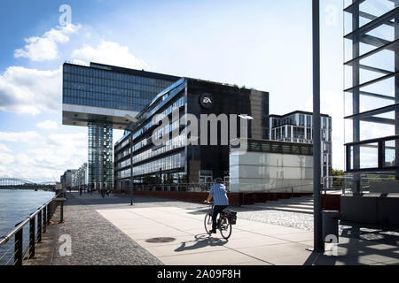 Sud de la grue et l'immeuble de bureaux Le banc dans le port de Rheinau, cycliste, Cologne, Allemagne. Buerogebaeude Kranhaus Sued und das le banc Banque D'Images