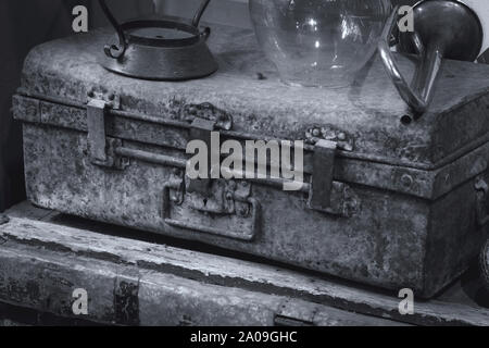 Vieux Antique vintage metal suitcase en noir et blanc photo Banque D'Images