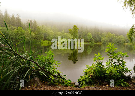 Sentiers de marche Lochan Glencoe Misty en Écosse, les Highlands écossais Banque D'Images