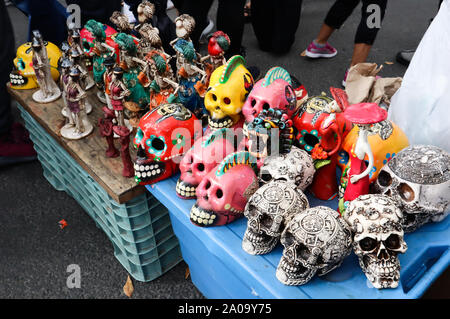 Skulls on sale pour le Jour des morts dans les rues de Mexico Banque D'Images