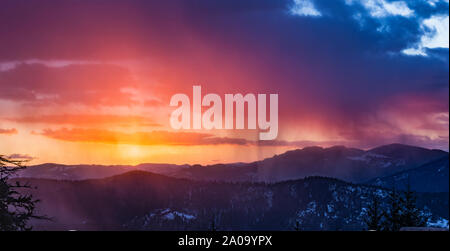 Au cours de l'hiver de pluie au coucher du soleil, tourné en Roumanie montagnes Banque D'Images