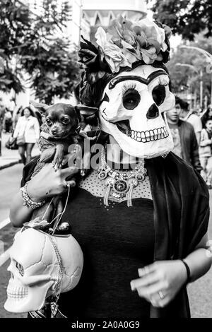 Frida Kahlo - le Jour des Morts au costume parade dans la ville de Mexico Banque D'Images