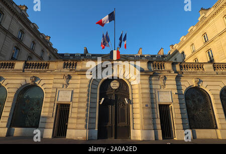 Paris, France - Septembre 15 201 : La Caisse des Dépôts et Consignations est un organisme financier français créé en 1816, et une partie de la gouverner Banque D'Images