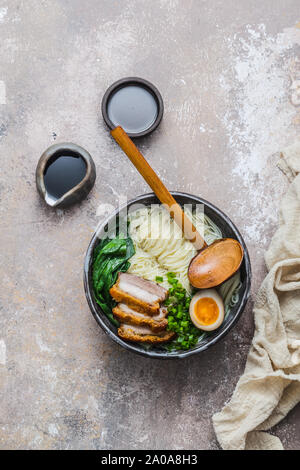 Bol de Ramen au porc belly, bok choi et œuf, télévision lay. Banque D'Images