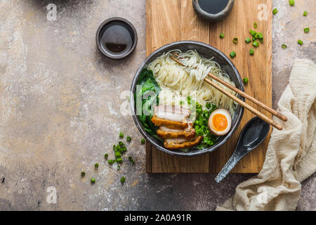 Soupe ramen délicieux avec du porc, d'oeufs et de bok choy, copiez l'espace. Banque D'Images