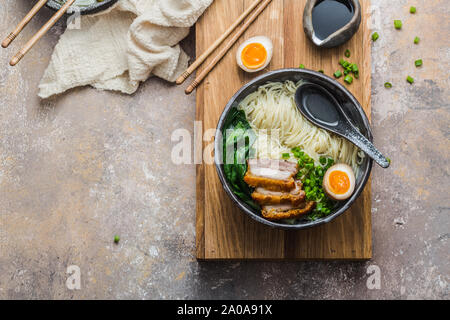 Tonkotsu ramen soupe ou l'os de porc, plat déposer copie de l'espace. Banque D'Images