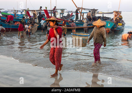 La plage de Ngapali. Le Myanmar. 02.08.13. Les jeunes fishwives rapprocher les nuits à terre des prises à l'aube sur la plage de Ngapali dans l'État de Rakhine au Myanmar (Birmanie). Banque D'Images