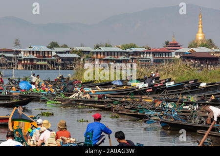 Lac Inle. Le Myanmar. 02.04.13. Bateaux près du marché avec le Pan Nan la Pagode Phaung Daw Oo Paya Pagode dans la distance. Inle Lake dans l'Etat Shan, Myanmar (Birmanie). Banque D'Images