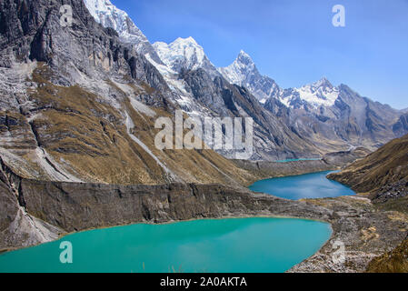 Laguna Siula et montagne panorama sur la cordillère Huayhuash circuit, Ancash, Pérou Banque D'Images