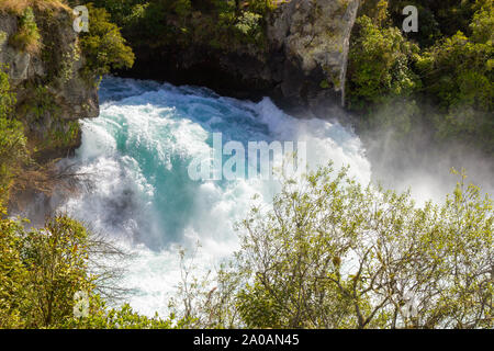 Le Huka Falls sont un ensemble de chutes d'eau sur la rivière Waikato Banque D'Images