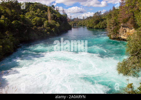 Le Huka Falls sont un ensemble de chutes d'eau sur la rivière Waikato Banque D'Images