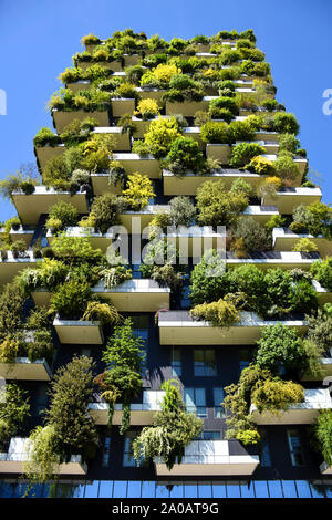 Bosco verticale (Vertical) de la forêt est une paire de tours résidentielles (111 et 76 mètres de hauteur) conçu par Stefano Boeri et contenir plus de 900 arbres Banque D'Images