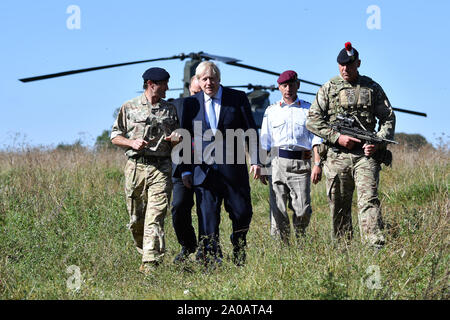 Premier ministre Boris Johnson arrive dans un hélicoptère Chinook pour visiter le personnel militaire sur la plaine de Salisbury zone formation près de Salisbury. Banque D'Images