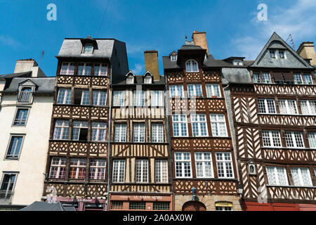 Rennes, Ille-et-Vilaine / France - 26 août 2019 : maisons à pans de bois à la Place des Lices, dans la vieille ville historique de Rennes en Bretagne Banque D'Images