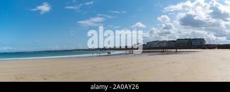 Saint Malo, Bretagne / France - 19 août 2019 : visite de touristes bénéficiant d'une très belle journée sur les plages de Saint-Malo en Normandie pendant la Banque D'Images