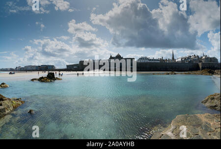 Saint Malo, Bretagne / France - 19 août 2019 - vue panoramique de la vieille ville historique de Saint-Malo avec plage et la côte à marée basse et les touristes enj Banque D'Images