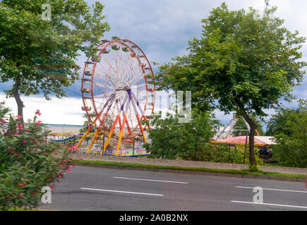 Trabon / Turquie - 05 août 2019 - Trabzon avec vue sur la ville et l'autoroute Grande roue Banque D'Images