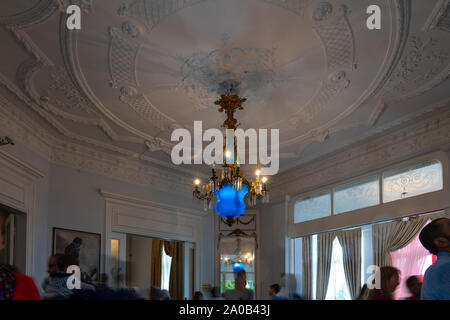 Trabon / Turquie - 05 août 2019 - vue de l'intérieur de l'hôtel particulier d'Ataturk avec hall d'entrée et lustre bleu Banque D'Images