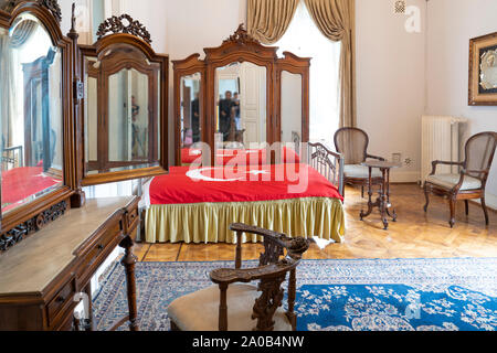 Trabon / Turquie - 05 août 2019 - vue de l'intérieur de l'hôtel particulier d'Ataturk avec chambre à coucher. Il y a aujourd'hui drapeau turc sur le lit. Banque D'Images