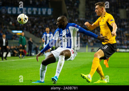 Joueur du FC Porto Moussa Marega (L) et les jeunes garçons's player Cédric Zesiger (R) sont vus en action pendant le match entre le FC Porto et de jeunes garçons à l'UEFA Europa League au stade du Dragon le 19 juin, 2019 à Porto, Portugal. Banque D'Images