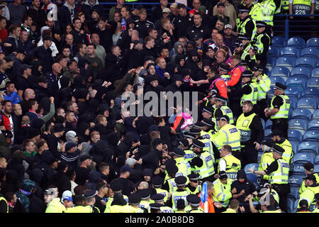 Fans se heurtent à la police dans les tribunes au cours de l'UEFA Europa League Groupe G match à Ibrox Stadium, Glasgow. Banque D'Images