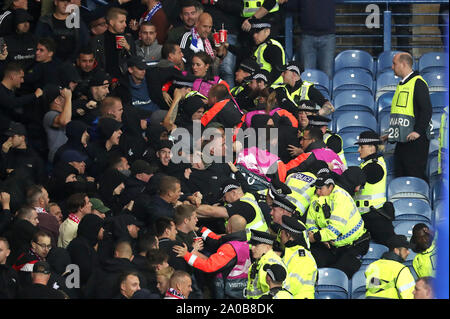 Fans se heurtent à la police dans les tribunes au cours de l'UEFA Europa League Groupe G match à Ibrox Stadium, Glasgow. Banque D'Images