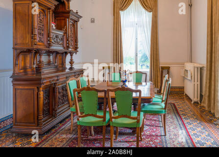 Trabon / Turquie - 05 août 2019 - vue de l'intérieur de l'hôtel particulier d'Ataturk avec ancien salon avec armoire, penderie, table et chaises ou sièges. Pouf Banque D'Images