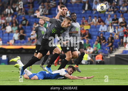 Barcelone, Espagne. 19 Sep, 2019. Victor Campuzano de RCD Espanyol et Marcel Heister de Ferencvaros pendant le match RCD Espanyol v Ferencvaros TC, de l'UEFA Europa League, groupe étape. RCDE Stadium. Barcelone, Espagne, 19 Sep 2019. Barcelone, 19-09-2019. L'UEFA Europa League, Date 1. RCD Espanyol - Ferencvaros. Victor Campuzano de RCD Espanyol et Marcel Heister de Ferencvaros : Crédit Photos Pro/Alamy Live News Banque D'Images