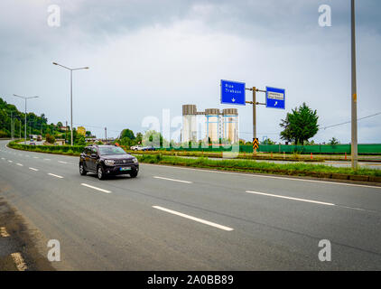 Trabon / Turquie - 05 août 2019 : vue sur la ville de Trabzon avec la route et le nom de la ville de Trabzon, 'Rize' signe, signe de la circulation, place de ville Banque D'Images