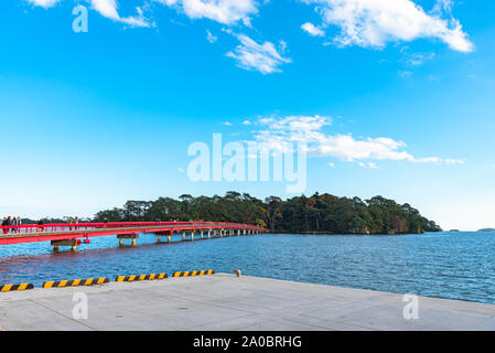 Avec l'île de Fukuura Fukuura Bridge dans le célèbre Matsushima Bay. Belles îles couvertes de pins et de roches. L'une des trois vues du Japon. Banque D'Images