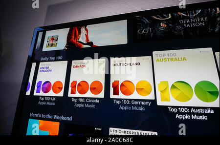 Paris, France - Circa 2019 : Apple TV en face de tv plasma Panasonic salon avec top 100 classements USA, Royaume-Uni, Australie, de lecture par Apple Musique Banque D'Images