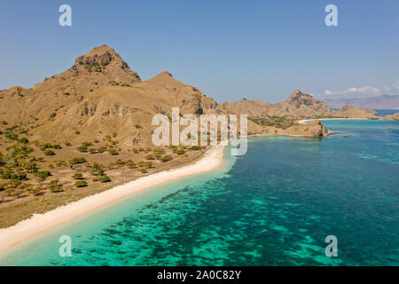 Vue aérienne de la plage Long aka Pink Beach dans le Parc National de Komodo, à l'Est de Nusa Tenggara, en Indonésie. La plage la plus célèbre pour la plongée avec tuba, pique-nique et divi Banque D'Images