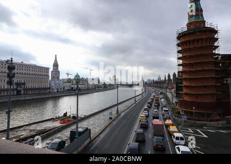 Vue sur le grand pont Moskvoretsky sur la cathédrale du Christ Sauveur. La Russie Moscou. 28 février 2019 Banque D'Images