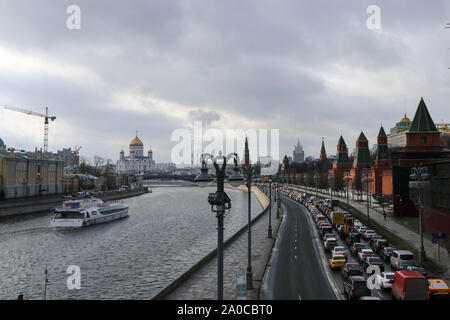 Vue sur le grand pont Moskvoretsky sur la cathédrale du Christ Sauveur. La Russie Moscou. 28 février 2019 Banque D'Images